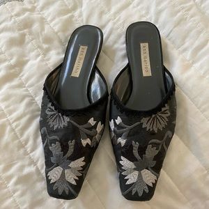 Mules. Grey, white, black fabric. Squared toe.